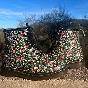 🏴󠁧󠁢󠁥󠁮󠁧󠁿 Vintage MIE Dr. Martens Colorful Floral Boots England Made UK 6